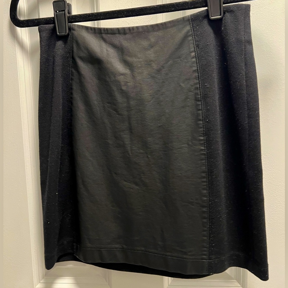 Trendy black mini skirt